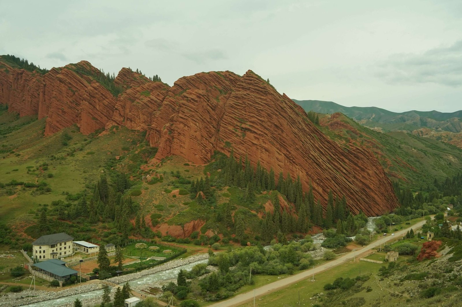 Jeti-Oguz Gorge